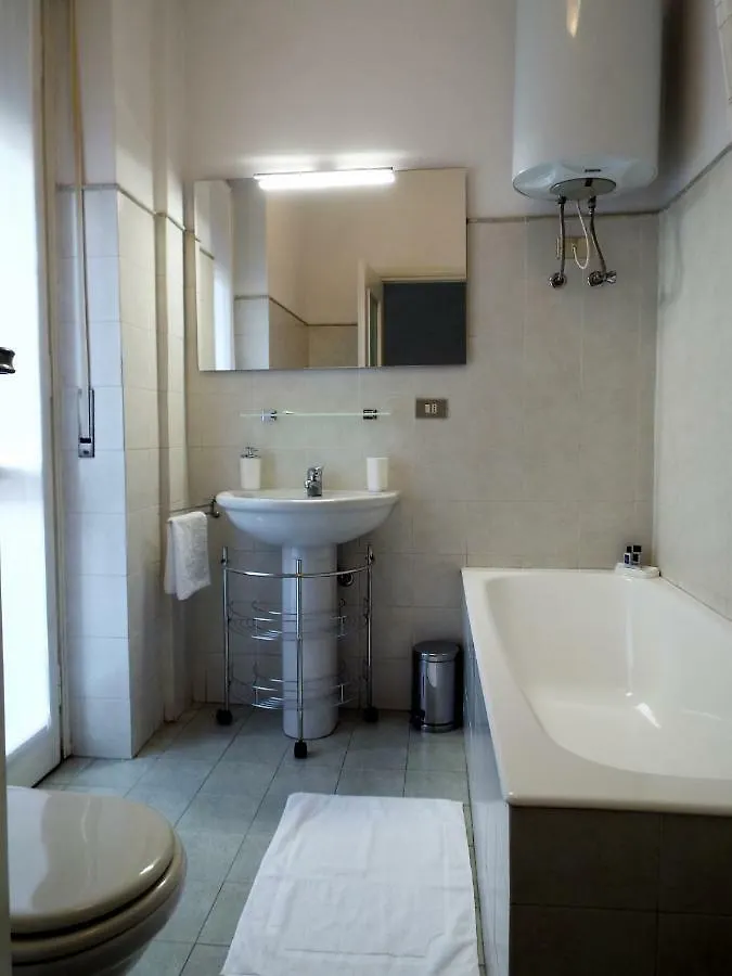 Lacaralele Apartment Milan